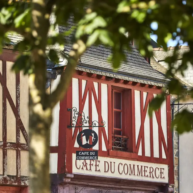 A la découverte du patrimoine de La Guerche-de-Bretagne_Maison pans de bois rouge, commerce_crédit Alexandre Lamoureux_validité 2030