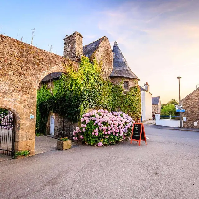 ACCUEIL-RECEPTION-VELOS-COURS-CAMPING-MANOIR-DE-KER-AN-POUL-EDEN-VILLAGES-4-ETOILES-ENTREE-MANOIR