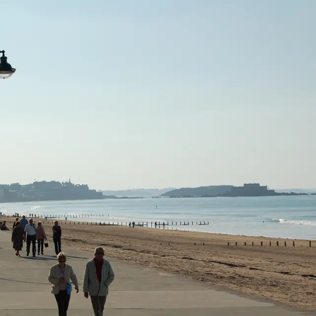 Promenade sur le Sillon à Saint-Malo