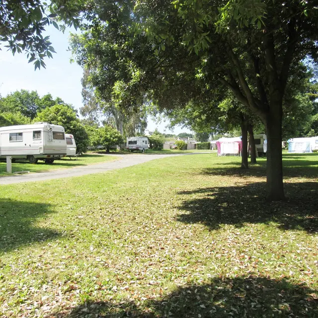 Camping-Les-Etangs-La-Richardais-emplacement-camping-car