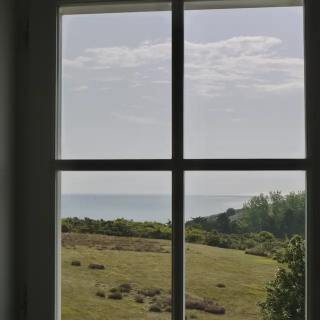 DESK BED &BREAKFAST-CH (1)