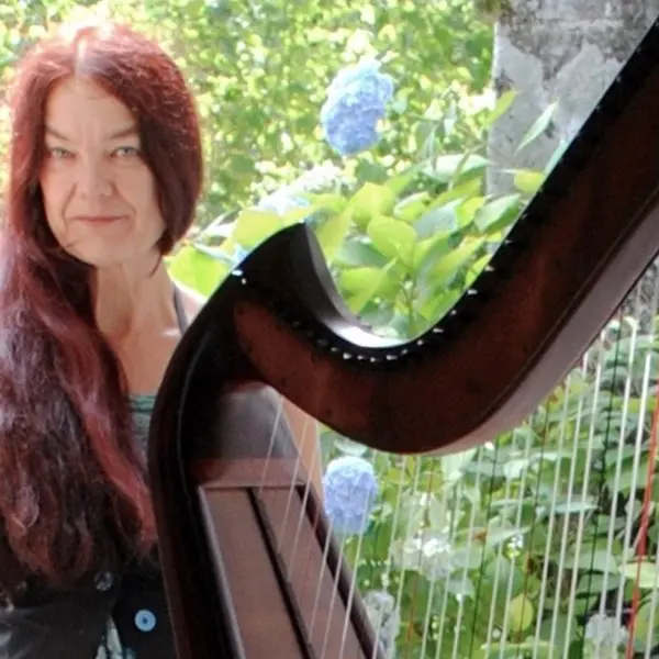lawena_harpe_chants_celtiques_concert_eglise_graal_Trehorenteuc_Broceliande