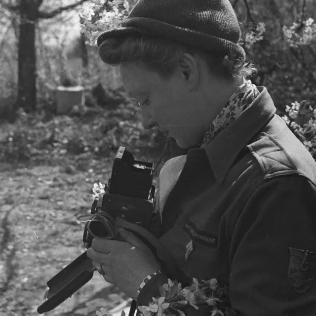 Germaine Kanova, photographe du SCA, équipée d’un Rolleiflex, Bade-Würtemberg