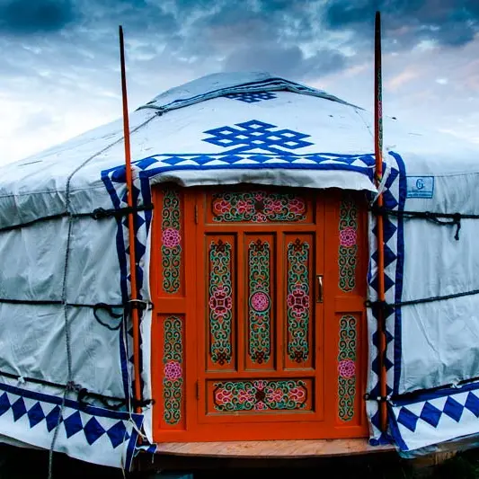 Yourtes et roulotte de la Laïta