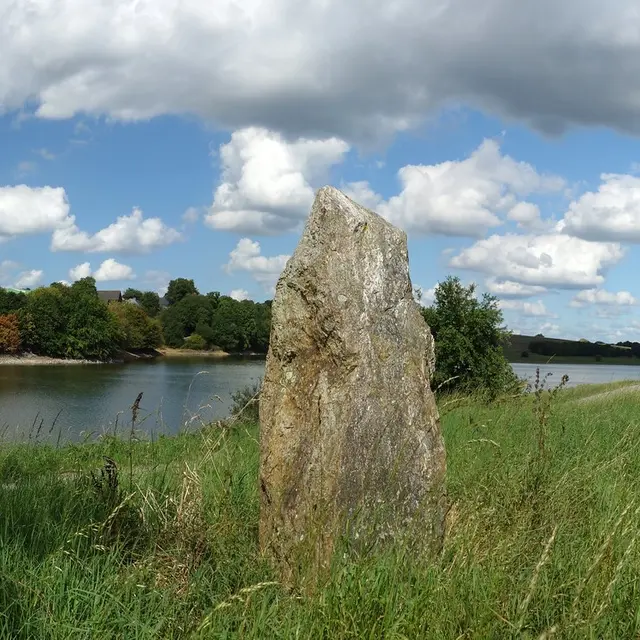 Menhir de Villaumur Pocé-les-Bois 2