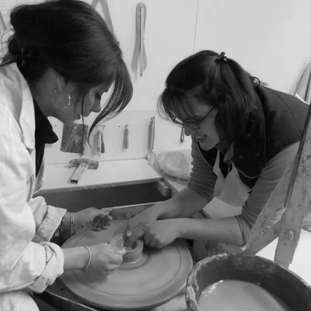 Poterie-de-Sandra-CORSEUL--Sandra-lors-d-un-atelier--3-2