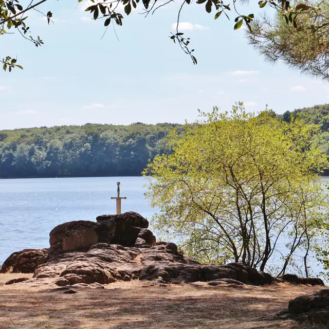 Réplique Excalibur au lac de Trémelin Iffendic