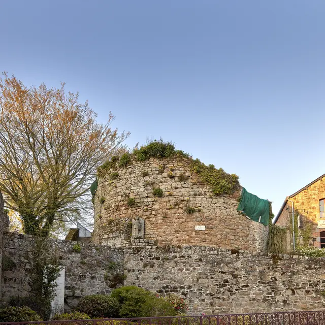 Vestige d'une tour Becherel Alexandre Lamoureux validite2031