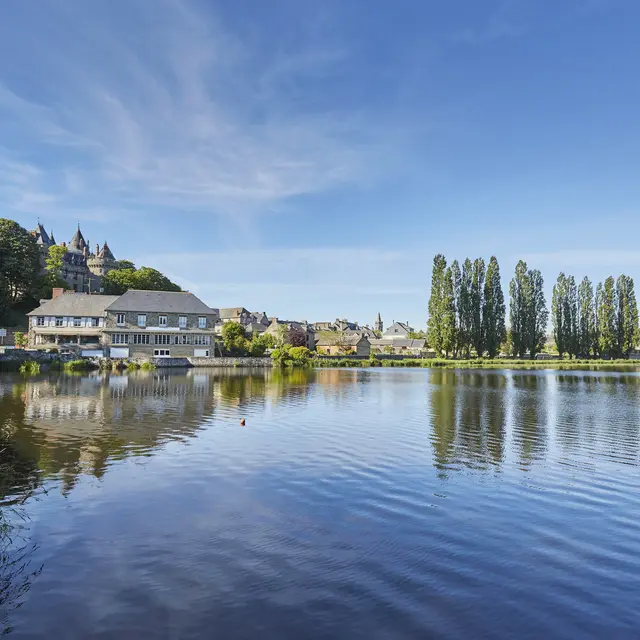 Vue sur le Chateau depuis le lac Tranquille Combourg ©A Lamoureux validité 31102030