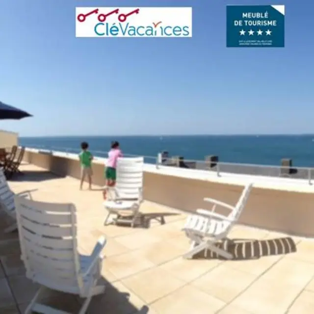 Clévacances - Meublé 56MS0767 - GOLFE du MORBIHAN, Appartement 78m2 .  très belle vue MER + TERRASSE DE 80m2, 3 chambres, direct sur plage - Arzon - Morbihan Bretagne Sud