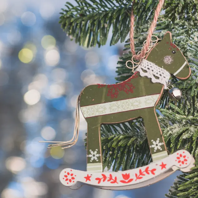 decoration-d-arbre-de-noel-avec-la-forme-de-cheval-close-up-1536x1024