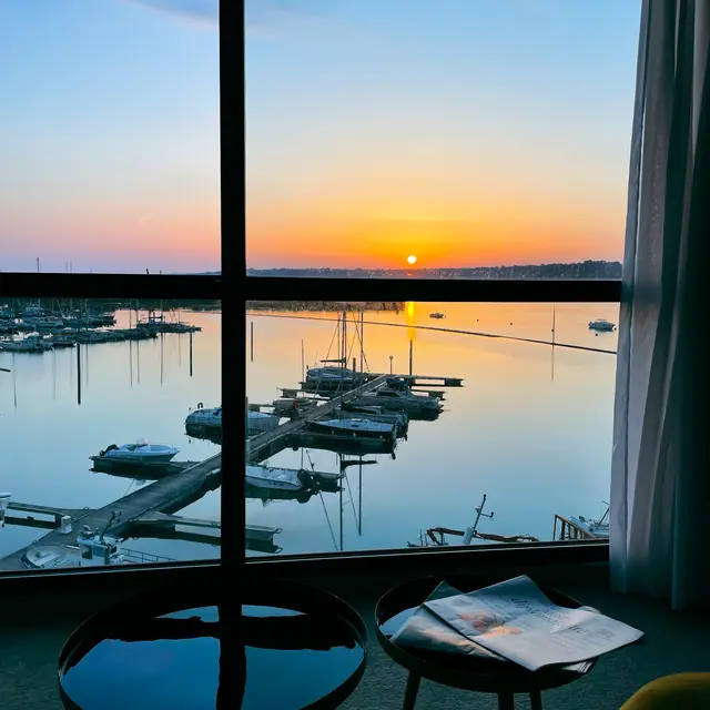 lever-soleil-nautica-hotel-chaises-jaunes-journaux-perros-guirec