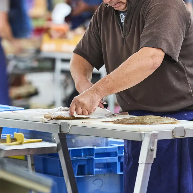 marche-poissonnier-trinite-sur-mer_1656x1103