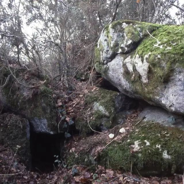 Sépulture sous roche du Men Guen Lanvaux morbihan bretagne-sud