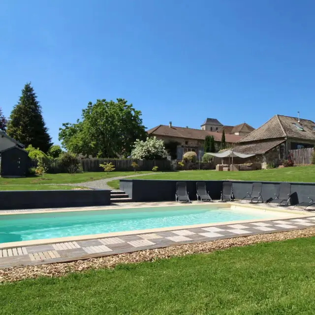 piscine-gîte-unalhome-bussiere-galant