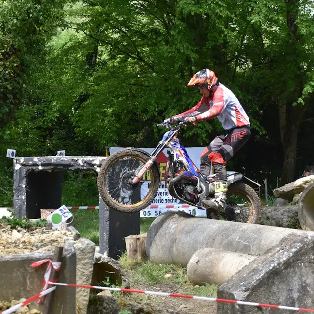 Compétition motos trial
