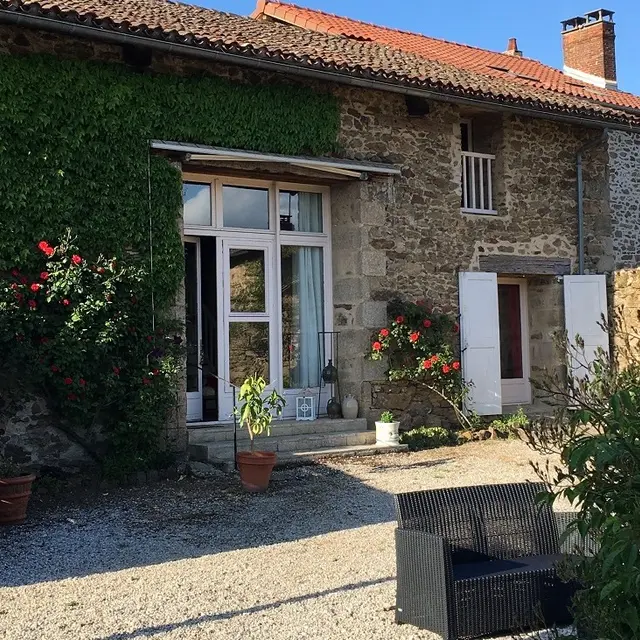 Le gîte depuis la cour intérieure_1