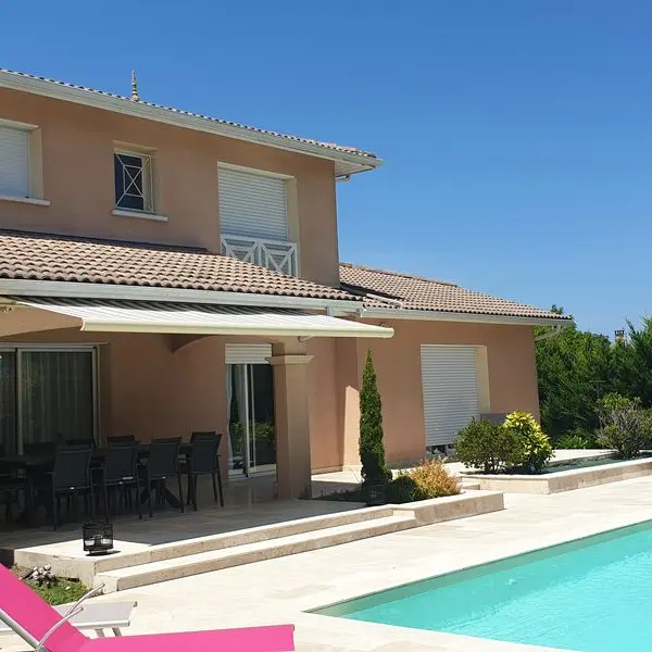 Piscine et terrasse