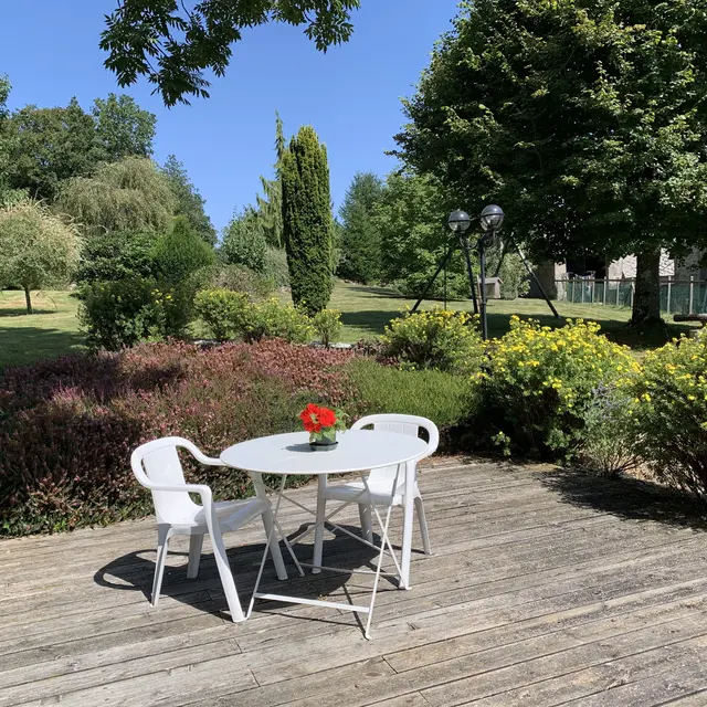 21. Deck en bois et vue vers le parc