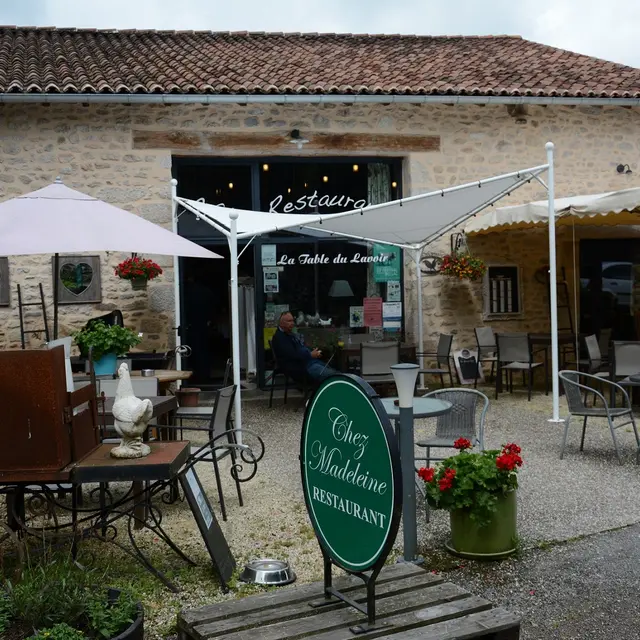restaurant 'La table du lavoir' vu depuis la rue_1