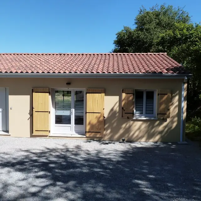 Meublé de tourisme Domaine des hameaux du lac A-droite_Entrée- Parking