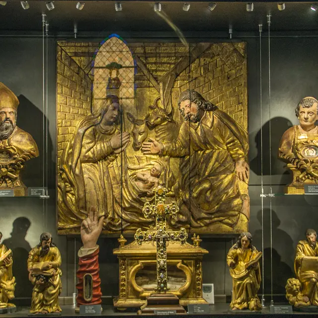 Objets cultuels sous vitrine sécurisée