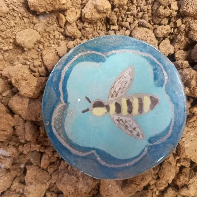 39_Illustration abeille sur céramique_Kristiane Hink