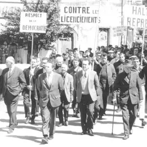 une-des-manif-de-1968-arrivee-devant-la-mairie-640x296