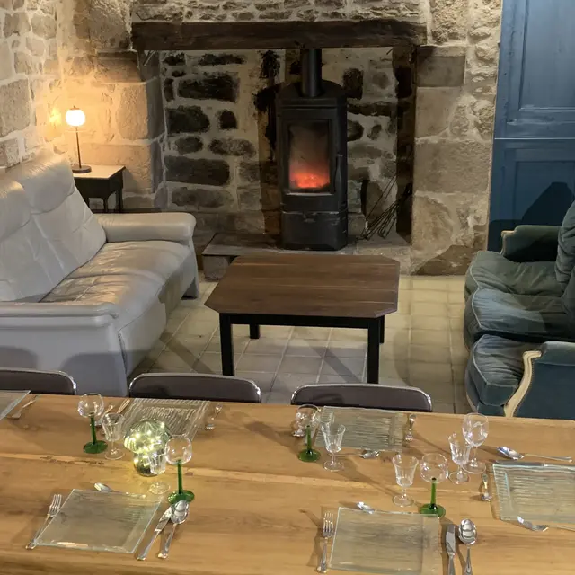 vacances-au-lac-de-saint-pardoux-woonkamer-eettafel-04