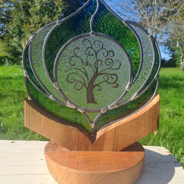 vitraux enchâssé dans une pièce en bois 2