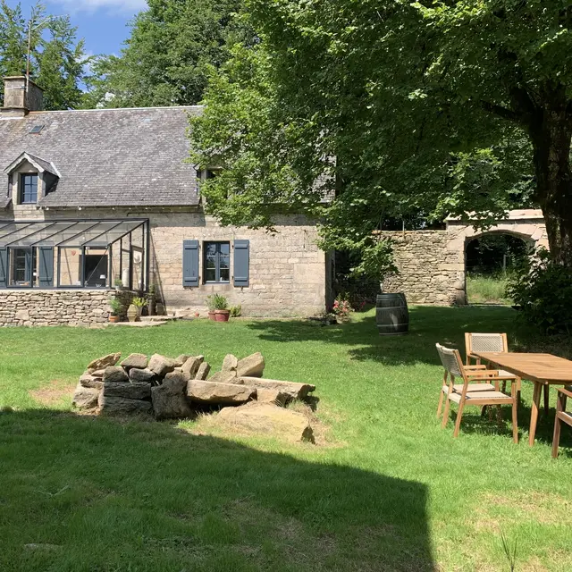 vue depuis le fournil arche et façade maison