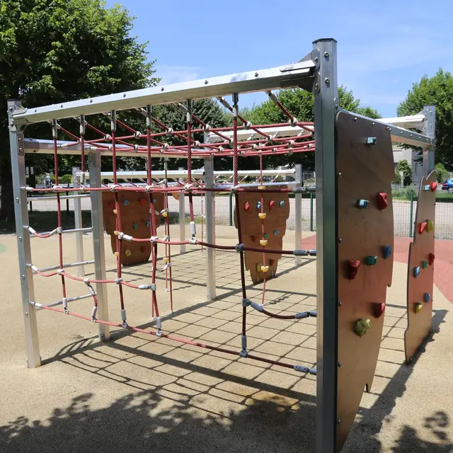 Aire de jeux avenue de la Paix Gelos 05 - Pau Pyrénées Tourisme