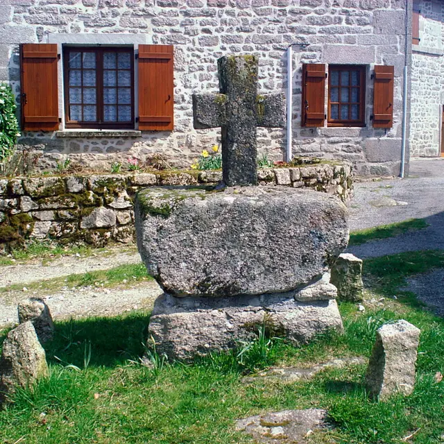 Croix près de la table de pique-nique