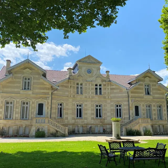 Château et parc ciel bleu- Château Maucaillou Moulis en Médoc