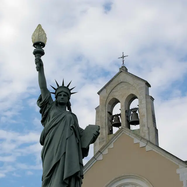 Monument aux Morts et église de Châteauneuf-la-Forêt