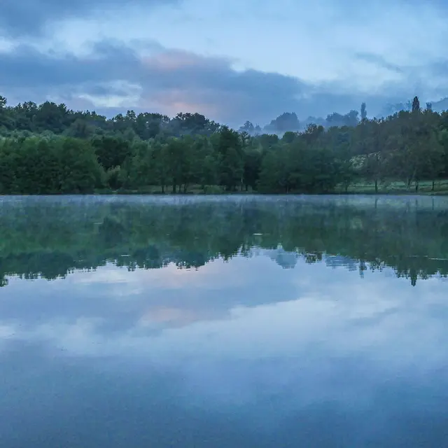 Corrèze Tourisme_GR46_Aube sur le lac du Causse_© David Genestal_juin 2024