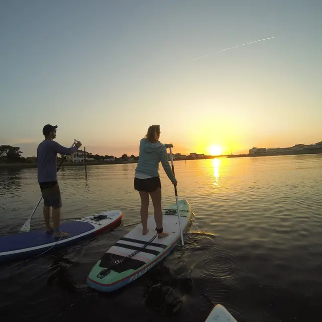 Descente du courant en paddle coucher du soleil