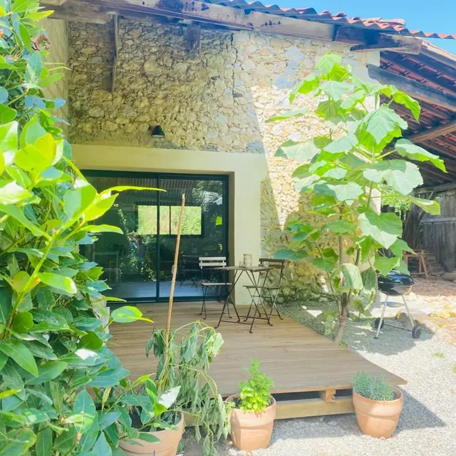 Gellez - terrasse entrée gîte