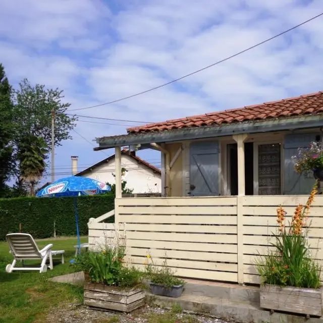Guichenuy Platanes - terrasse jardin abri vélos