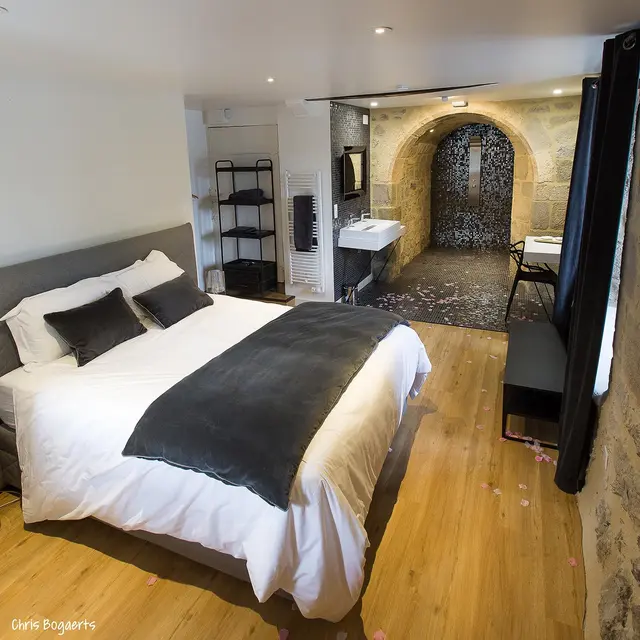 HebregementInsolite-ChateaudeVal-Lanobre-chambre©ChrisBogaerts-com
