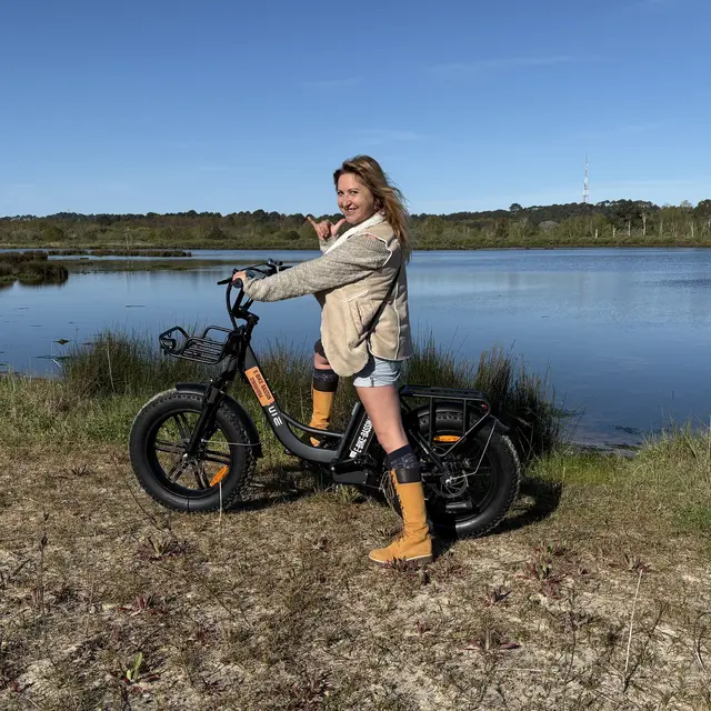 Jeune femme sur un fat bike