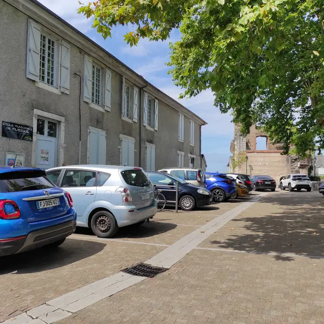 Parking de l'évêché lescar