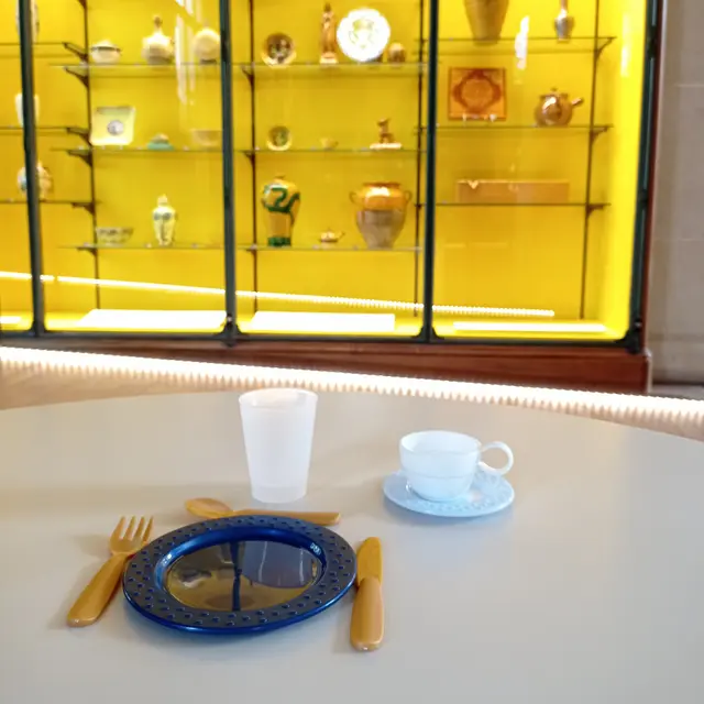 Le chien Porcelaine apprend à mettre la table