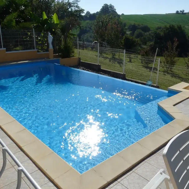 Lespes- piscine à débordements