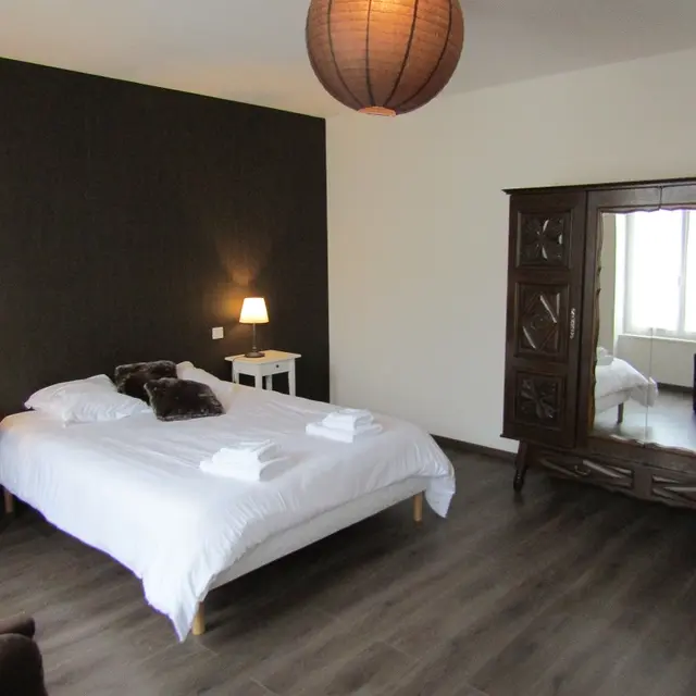 Odé - Chambre marron lit