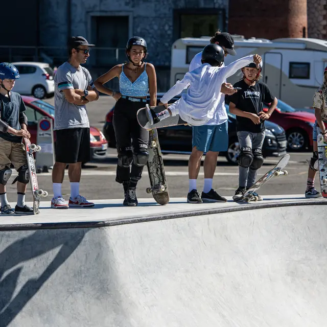 Enfants avec leur skate