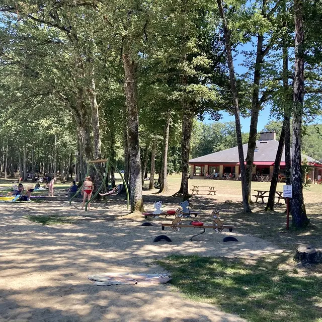 Le Relais du Lac vu depuis la plage du lac de Ste Hélène