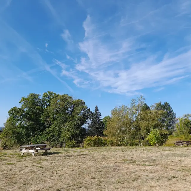 Tables de pique-nique à Champnétery entre Limoges et le Lac de Vassivière