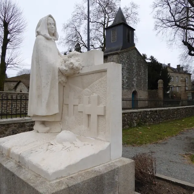 Monument aux morts et église à l'arrière