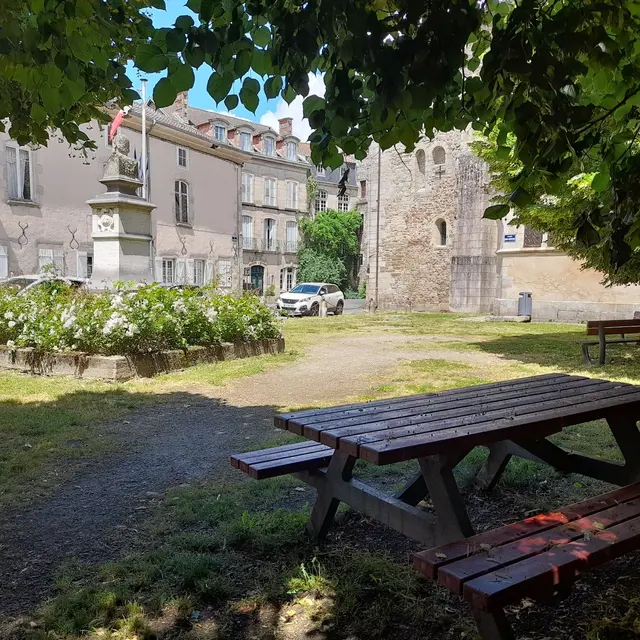 Table de pique-nique derrière la collégiale de Saint-Léonard de Noblat